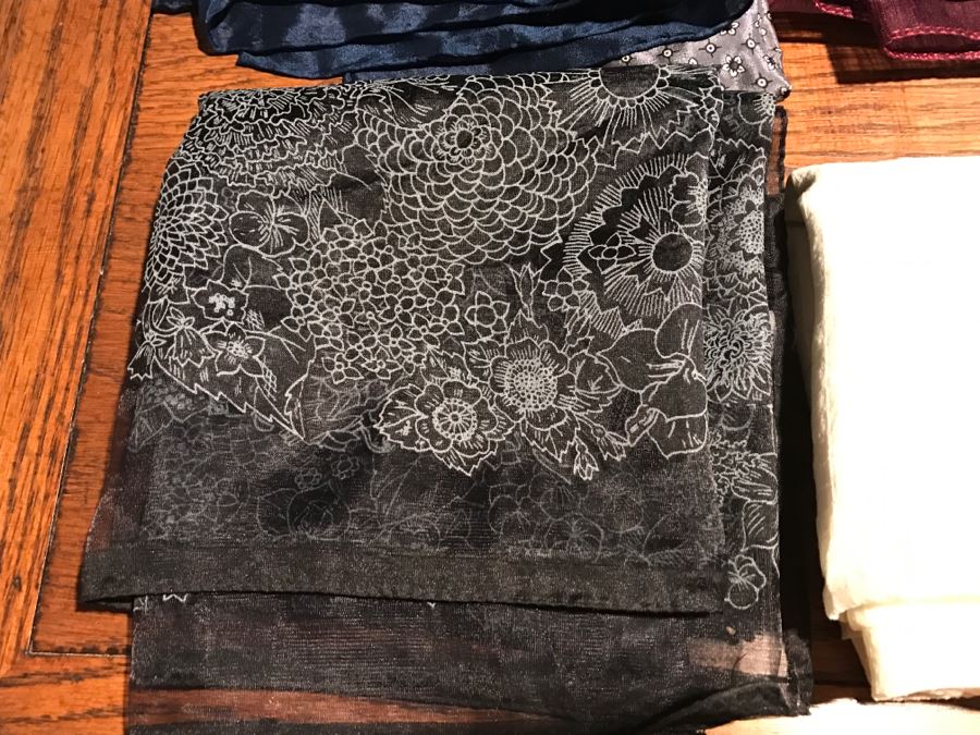 JUST ADDED - Collection Of Vintage Women's Scarves [Photo 8]