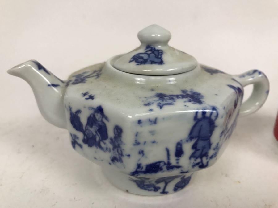Small Blue And White Asian Tea Pot Signed Underneath [Photo 5]