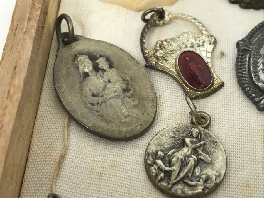 Various Religious Pendants Medals Charms [Photo 8]