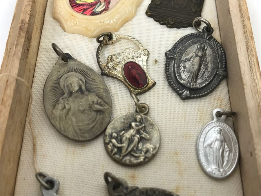 Various Religious Pendants Medals Charms [Photo 3]