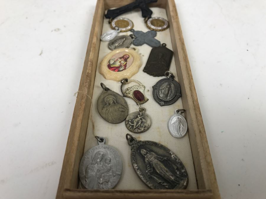 Various Religious Pendants Medals Charms [Photo 1]