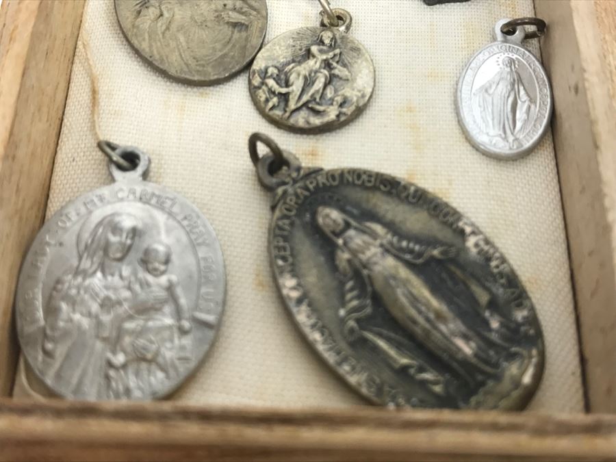 Various Religious Pendants Medals Charms [Photo 4]