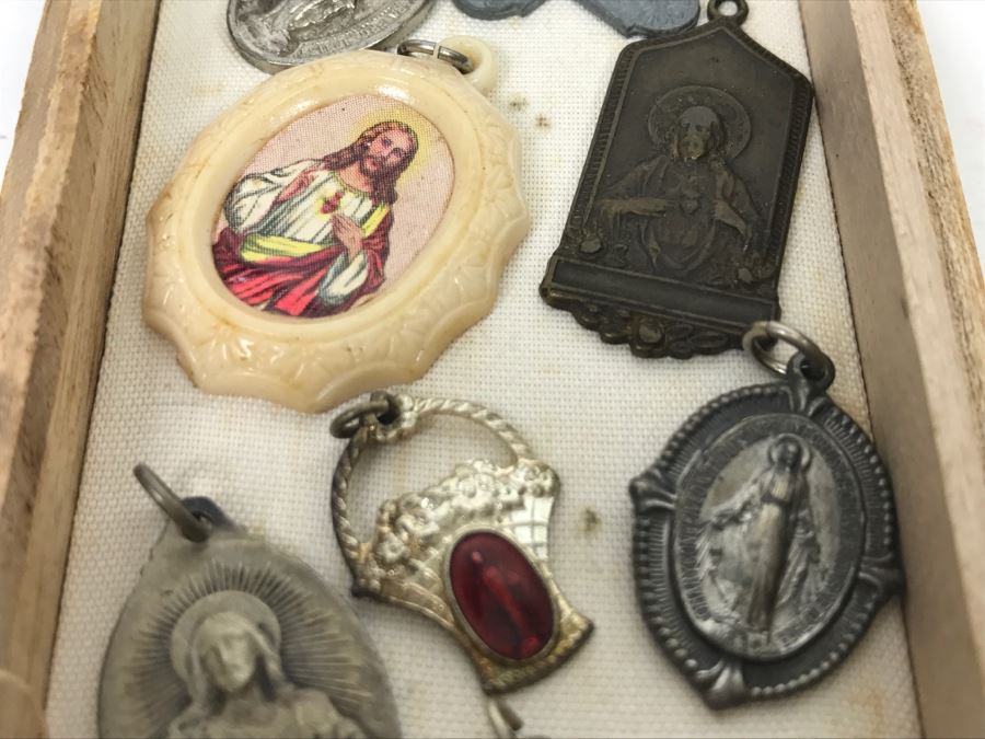 Various Religious Pendants Medals Charms [Photo 6]