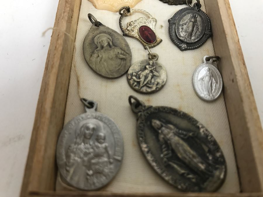 Various Religious Pendants Medals Charms [Photo 2]