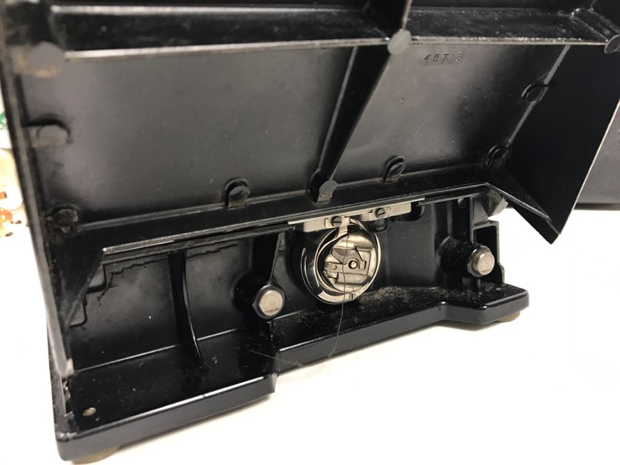 Singer Featherweight Sewing Machine With Carrying Case [Photo 22]