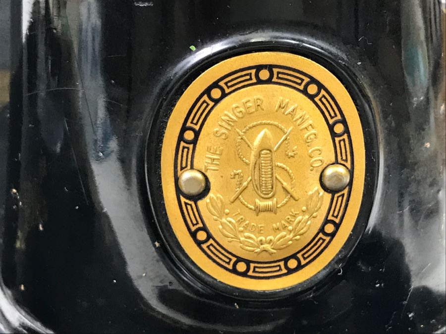 Singer Featherweight Sewing Machine With Carrying Case [Photo 11]