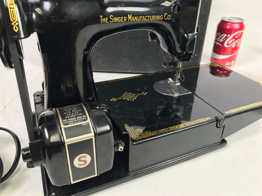 Singer Featherweight Sewing Machine With Carrying Case [Photo 18]