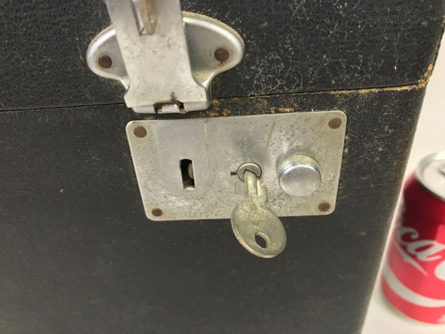 Singer Featherweight Sewing Machine With Carrying Case [Photo 3]