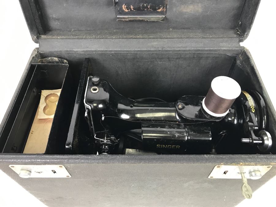 Singer Featherweight Sewing Machine With Carrying Case [Photo 4]