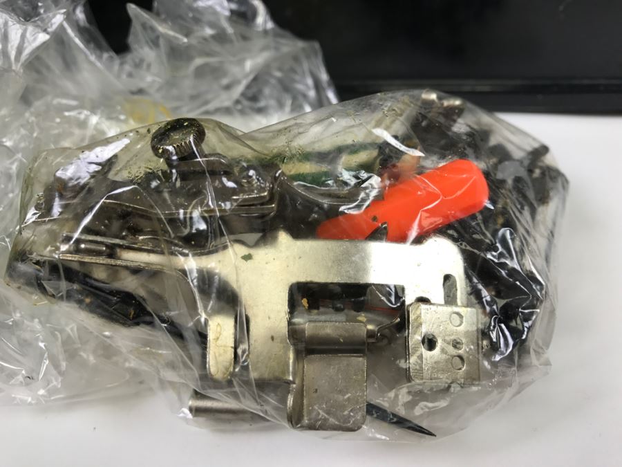 Singer Featherweight Sewing Machine With Carrying Case [Photo 7]