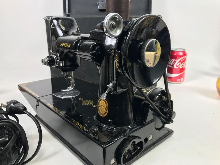 Singer Featherweight Sewing Machine With Carrying Case [Photo 13]