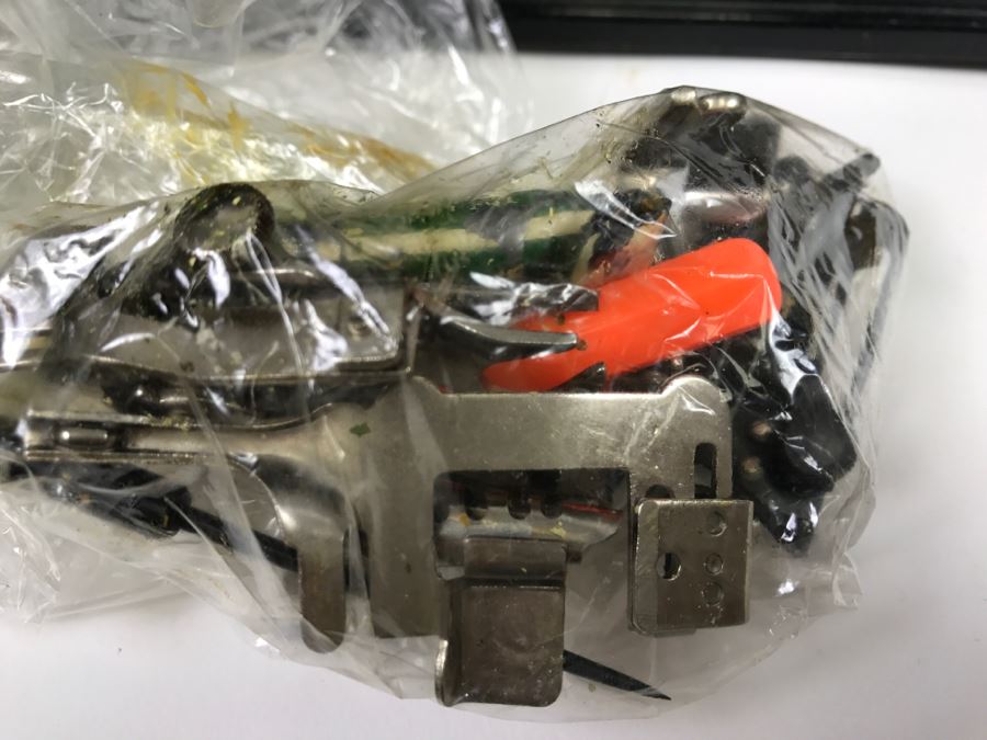 Singer Featherweight Sewing Machine With Carrying Case [Photo 8]