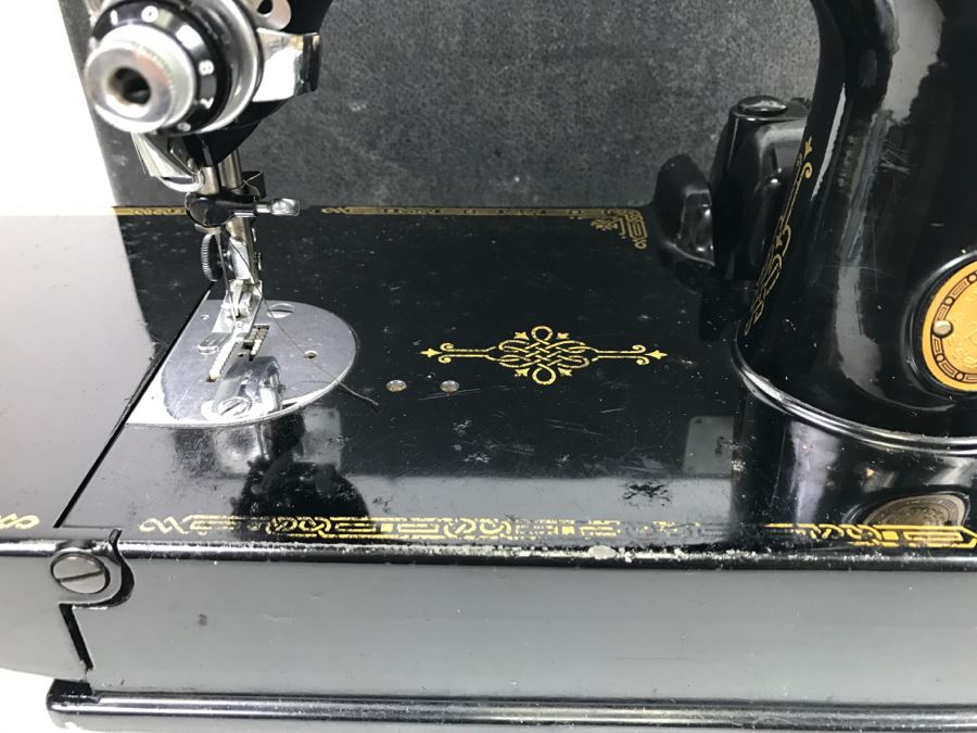 Singer Featherweight Sewing Machine With Carrying Case [Photo 10]