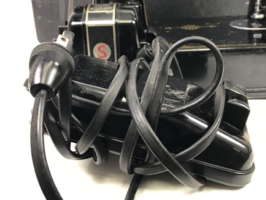 Singer Featherweight Sewing Machine With Carrying Case [Photo 26]