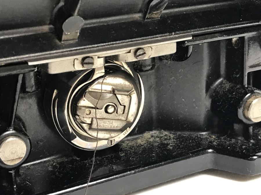 Singer Featherweight Sewing Machine With Carrying Case [Photo 23]