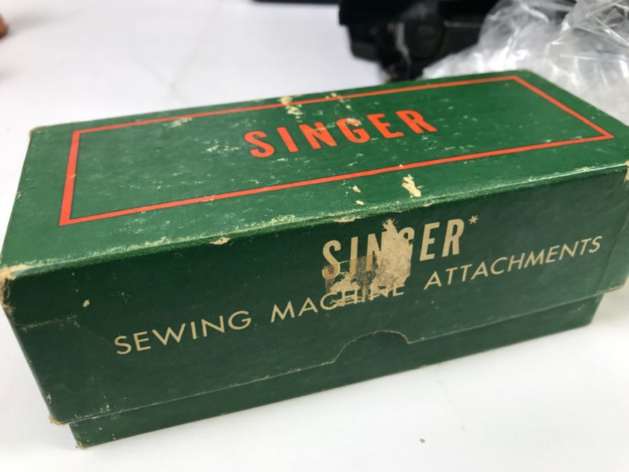 Singer Featherweight Sewing Machine With Carrying Case [Photo 6]