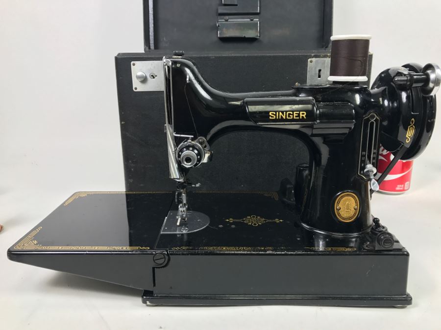 Singer Featherweight Sewing Machine With Carrying Case