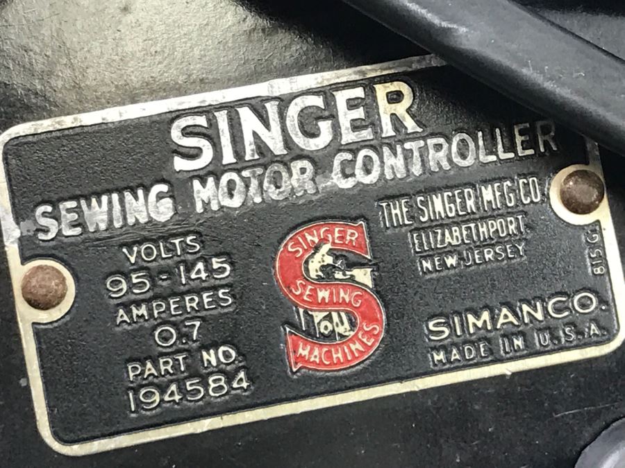 Singer Featherweight Sewing Machine With Carrying Case [Photo 25]