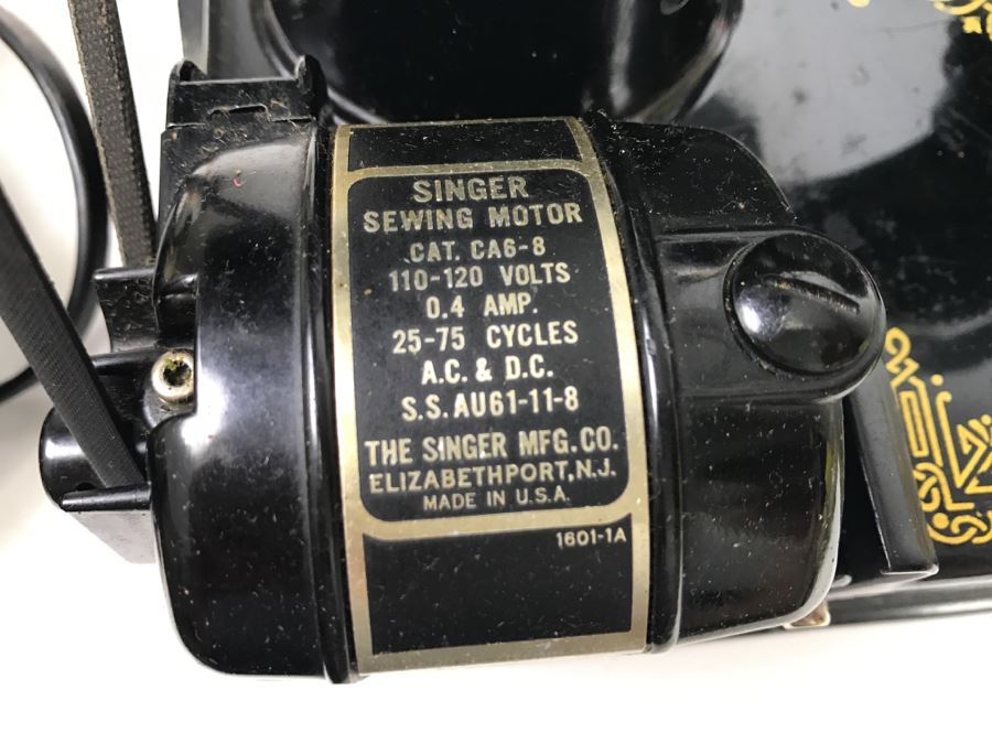 Singer Featherweight Sewing Machine With Carrying Case [Photo 20]