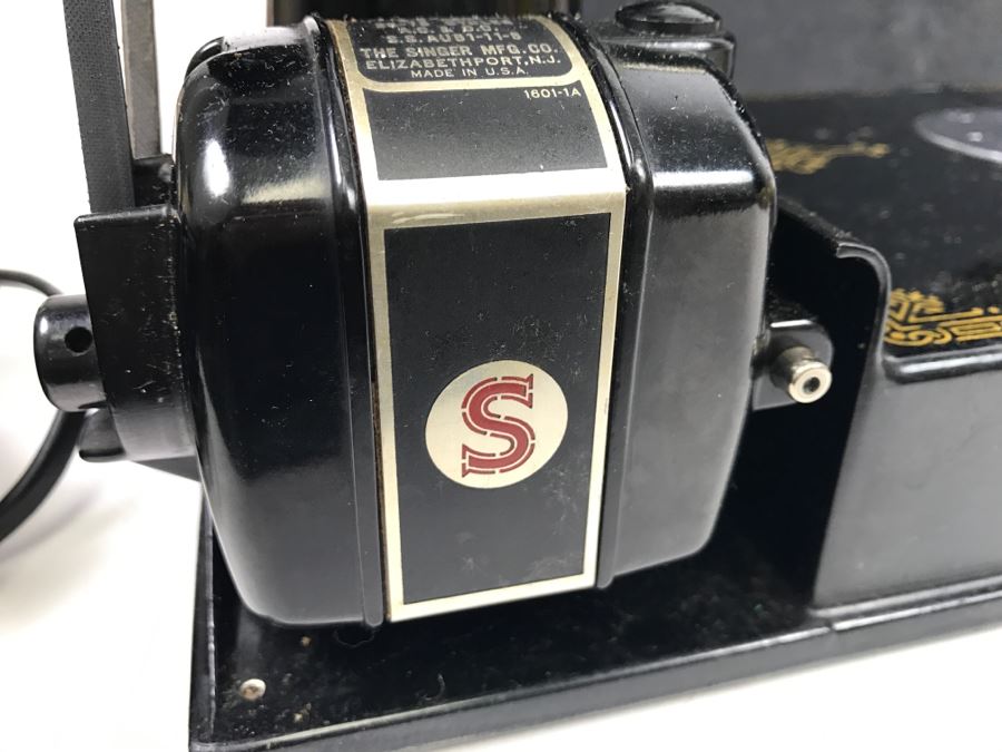 Singer Featherweight Sewing Machine With Carrying Case [Photo 21]