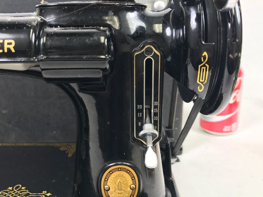 Singer Featherweight Sewing Machine With Carrying Case