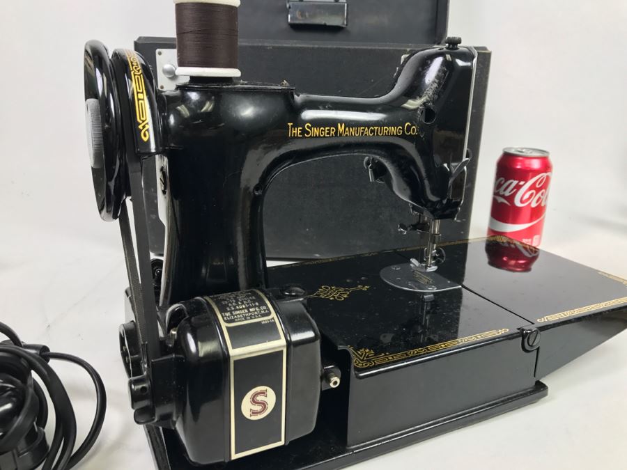 Singer Featherweight Sewing Machine With Carrying Case [Photo 16]