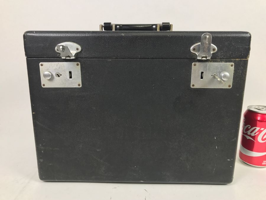 Singer Featherweight Sewing Machine With Carrying Case [Photo 2]