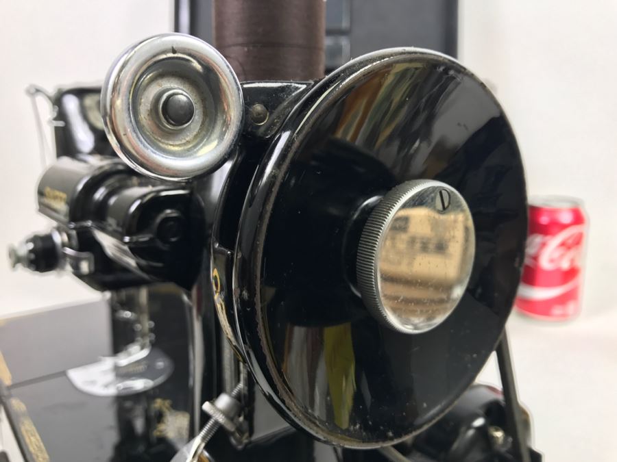 Singer Featherweight Sewing Machine With Carrying Case [Photo 15]