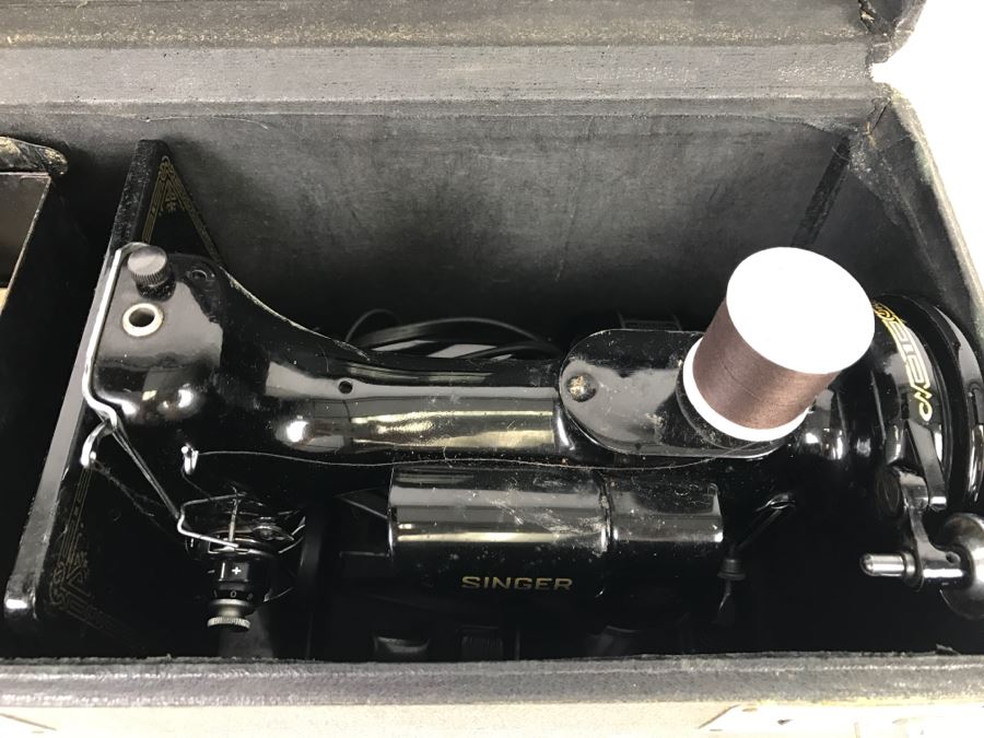 Singer Featherweight Sewing Machine With Carrying Case [Photo 5]