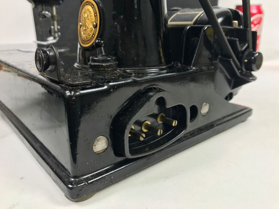 Singer Featherweight Sewing Machine With Carrying Case [Photo 14]
