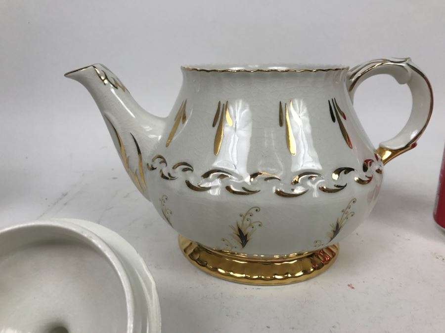 Vintage Ellgreave England Teapot White With Gold Painted Accents [Photo 6]