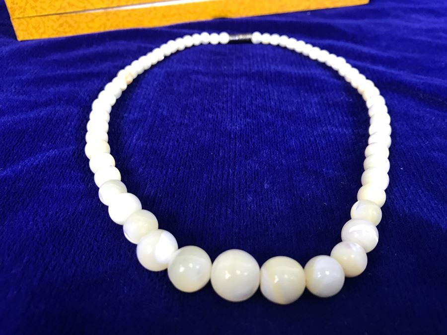 Vintage Asian Mother Of Pearl Graduated Bead Necklace With Box [Photo 8]
