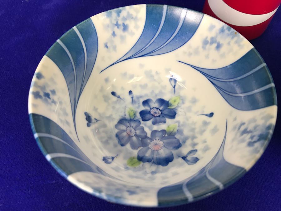 Pair Of Signed Japanese Blue And White Bowls [Photo 4]
