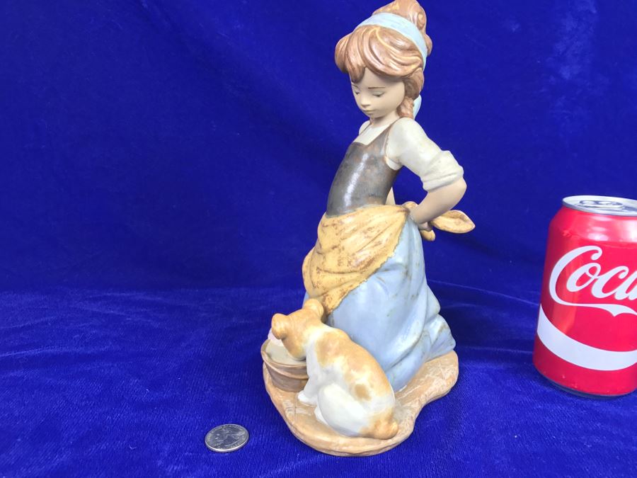 Vintage Lladro Figurine Woman Washing Clothes With Dog [Photo 9]