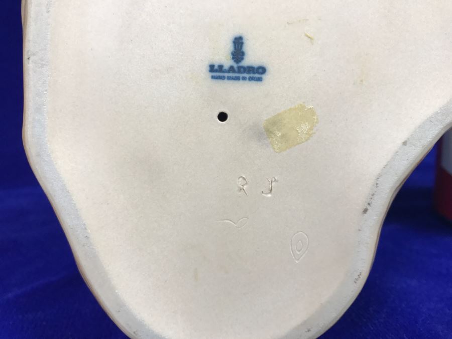 Vintage Lladro Figurine Woman Washing Clothes With Dog [Photo 14]