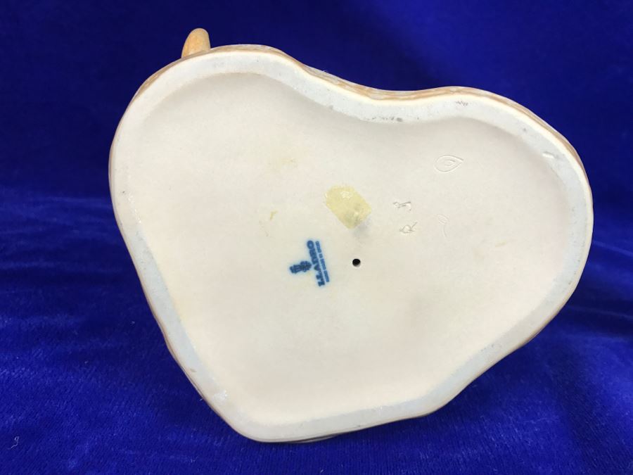 Vintage Lladro Figurine Woman Washing Clothes With Dog [Photo 12]