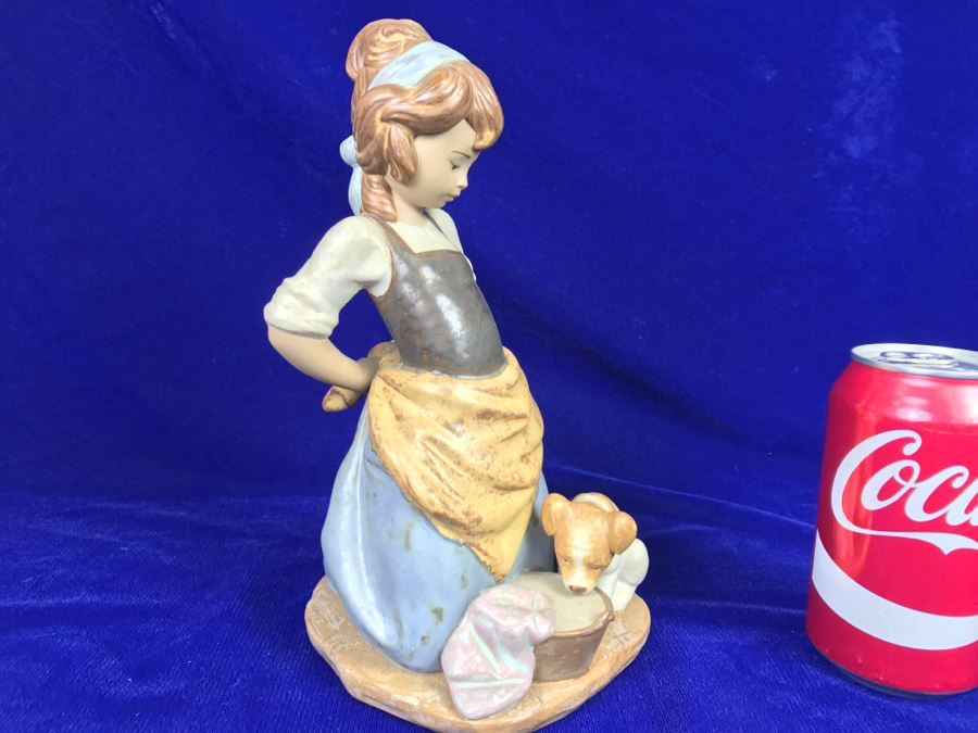 Vintage Lladro Figurine Woman Washing Clothes With Dog [Photo 4]