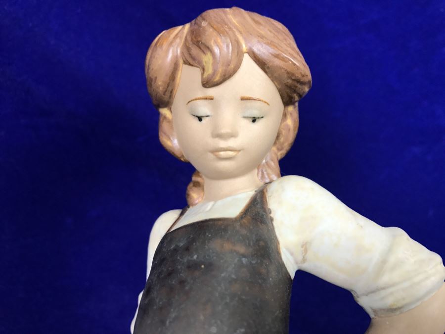 Vintage Lladro Figurine Woman Washing Clothes With Dog [Photo 11]