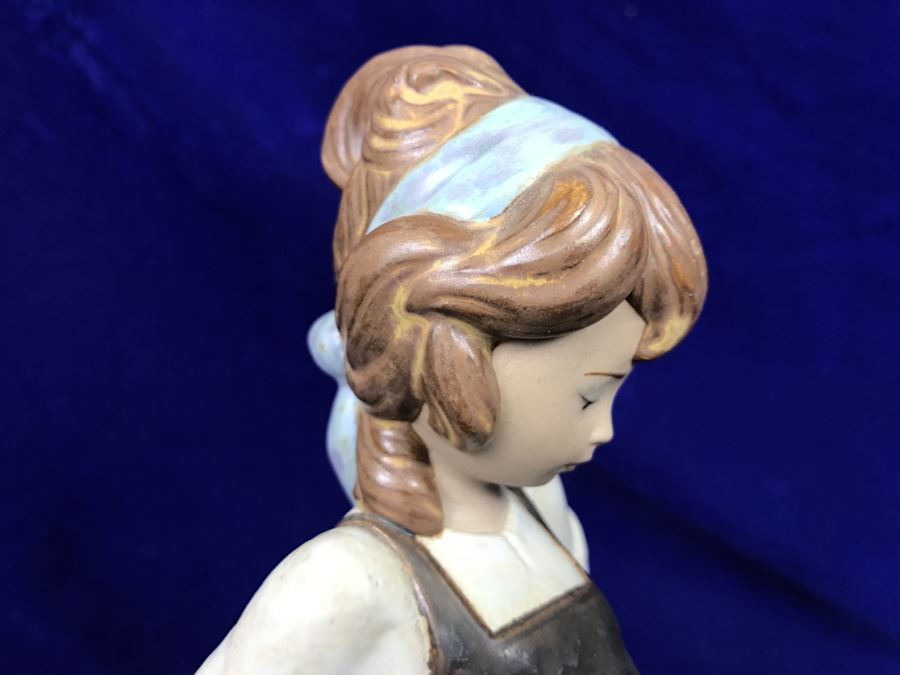 Vintage Lladro Figurine Woman Washing Clothes With Dog [Photo 5]