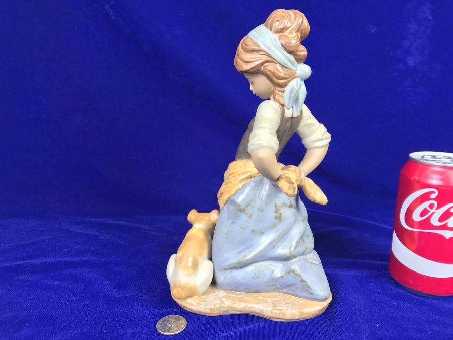 Vintage Lladro Figurine Woman Washing Clothes With Dog [Photo 8]