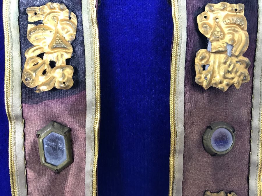 Old Chinese Silk Hangings Adorned With Gold Ornamentation [Photo 10]