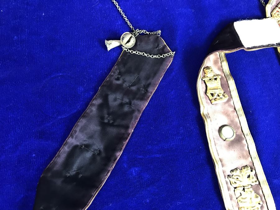 Old Chinese Silk Hangings Adorned With Gold Ornamentation [Photo 18]