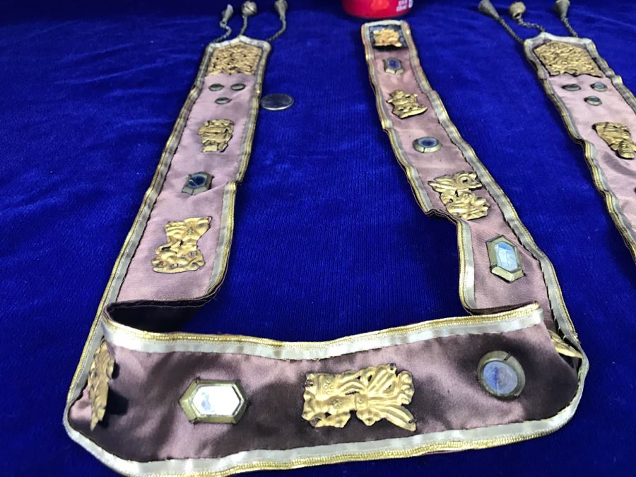 Old Chinese Silk Hangings Adorned With Gold Ornamentation [Photo 19]