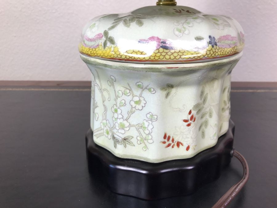 Chinese Table Lamp With Shade [Photo 10]