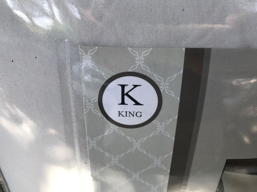 8 Piece King Size Jacquard Comforter Set [Photo 4]