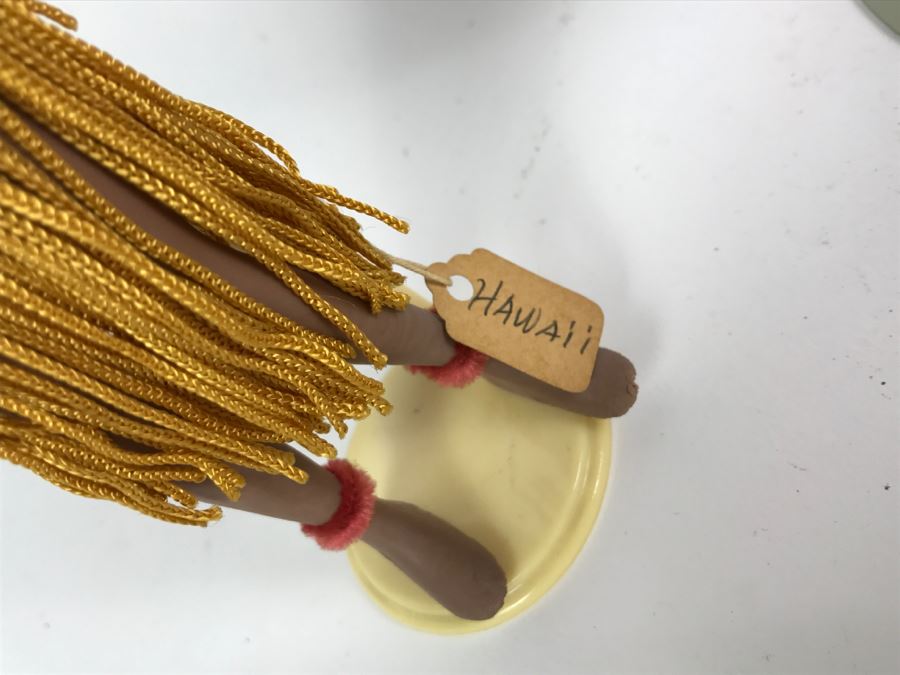 Vintage Hawaiian Hula Girl And Matching Hawaiian Male Doll [Photo 8]