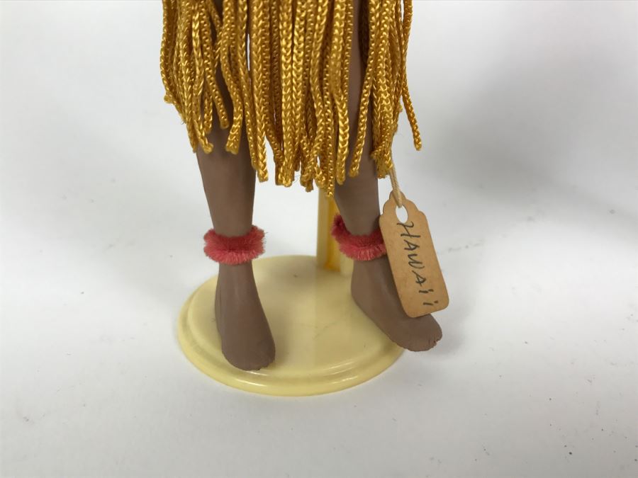 Vintage Hawaiian Hula Girl And Matching Hawaiian Male Doll [Photo 7]