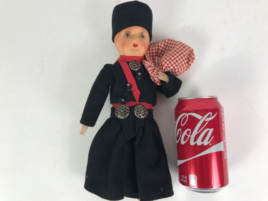 Pair Of Vintage International Dolls [Photo 2]