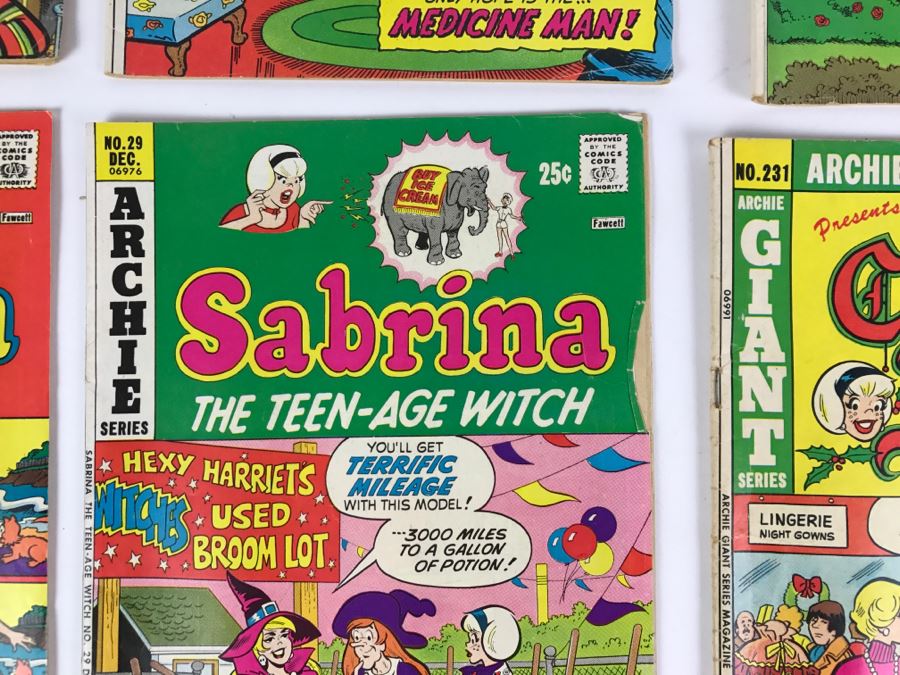 (11) Sabrina The Teen-Age Witch #16, 17, 19, 22, 24, 25, 27, 28, 29 Sabrina's Christmas Magic #231, 243 Comic Books [Photo 13]