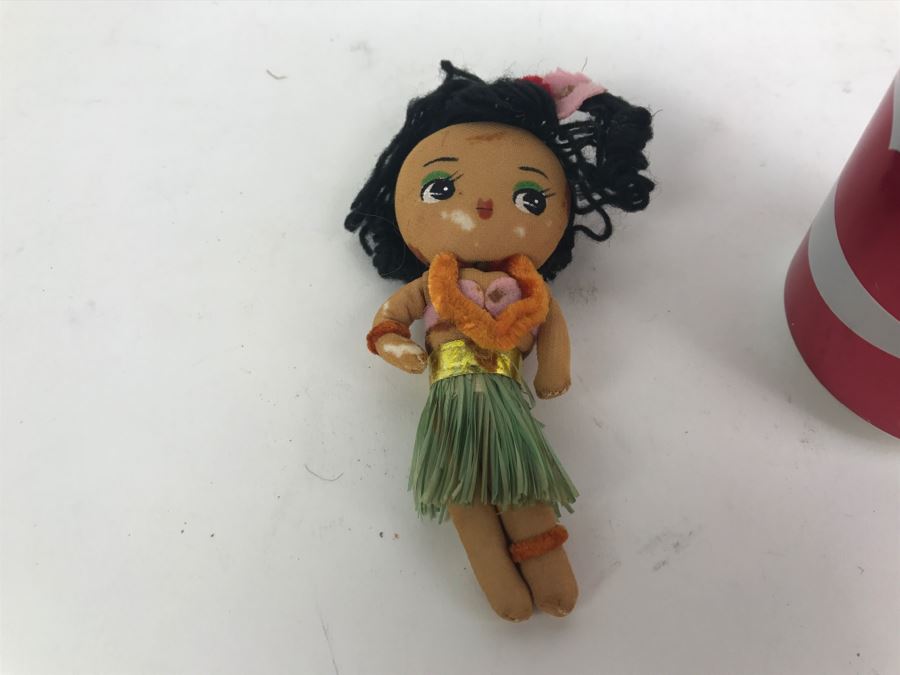 Small Vintage Hawaiian Doll [Photo 2]